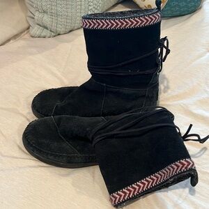 Tom’s black suede boots.